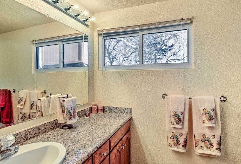 Lakefront Retreat W/ Dock, Paddle Boards & Kayaks!