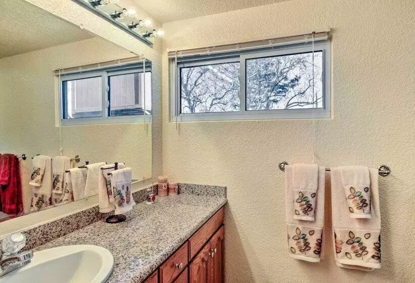 Lakefront Retreat W/ Dock, Paddle Boards & Kayaks!