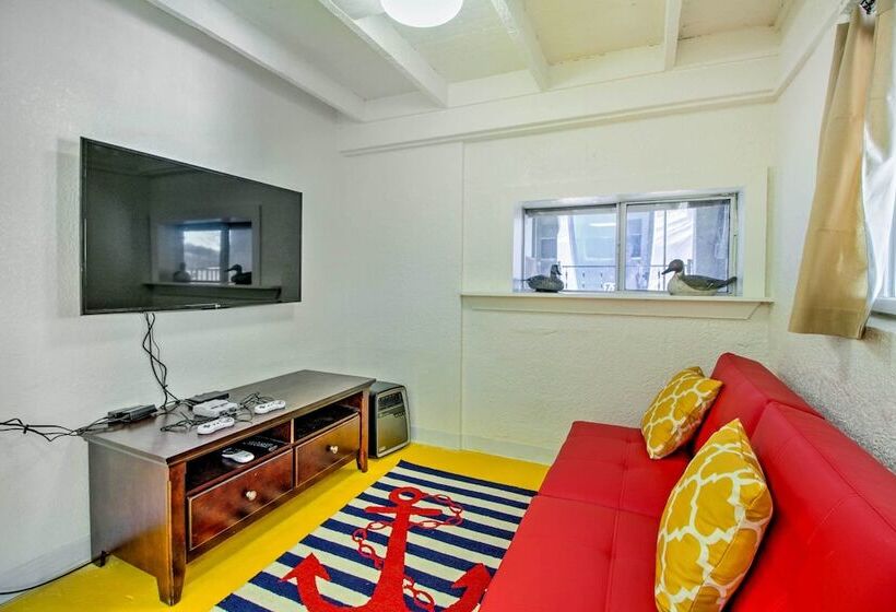 Lakefront Retreat W/ Dock, Paddle Boards & Kayaks!