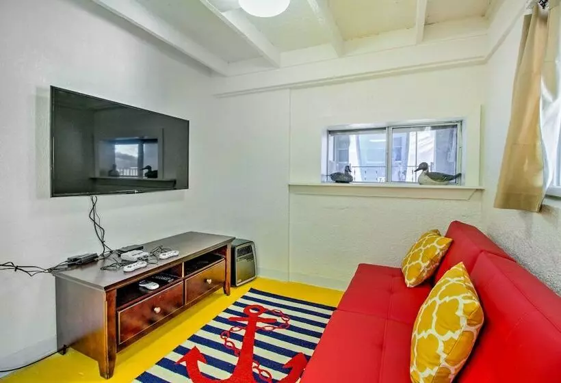 Lakefront Retreat W/ Dock, Paddle Boards & Kayaks!