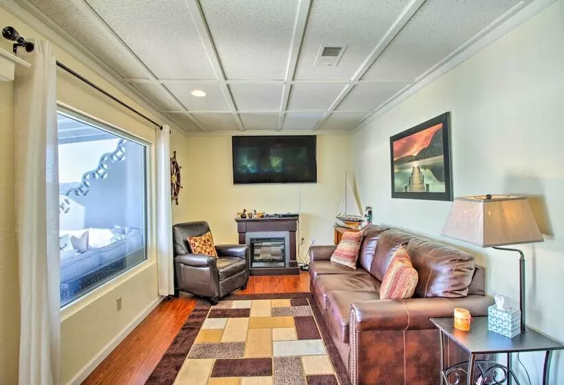 Lakefront Retreat W/ Dock, Paddle Boards & Kayaks!