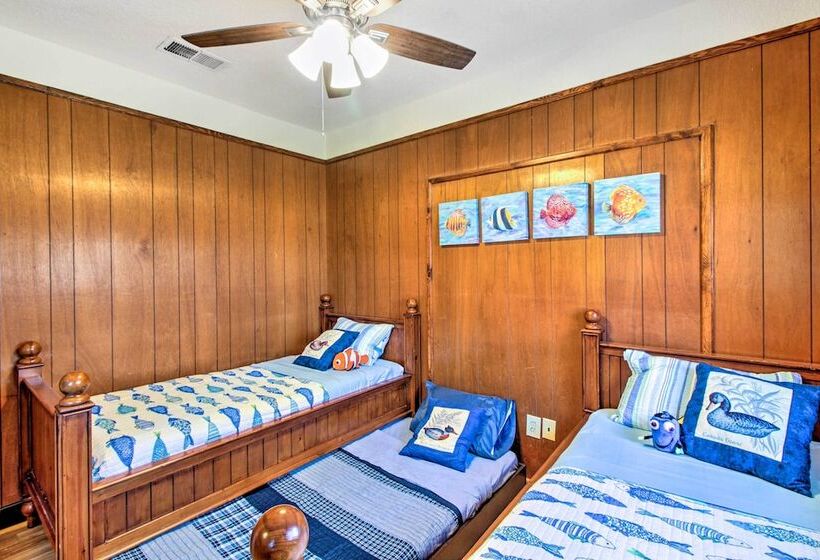 Lakefront Retreat W/ Dock, Paddle Boards & Kayaks!