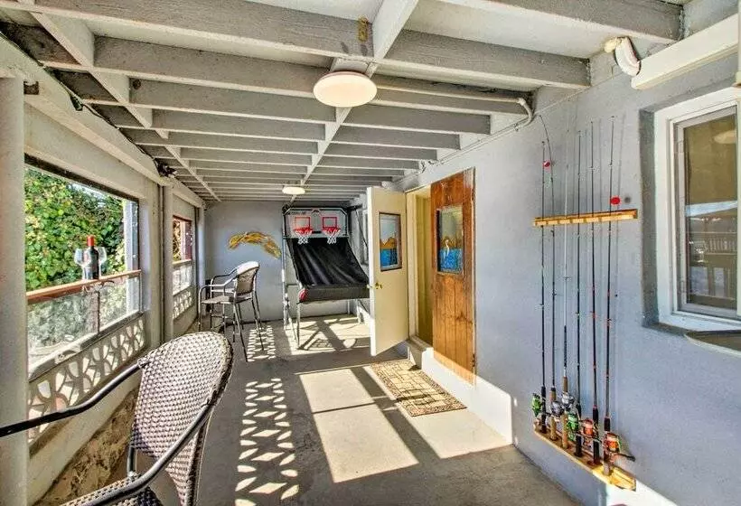 Lakefront Retreat W/ Dock, Paddle Boards & Kayaks!