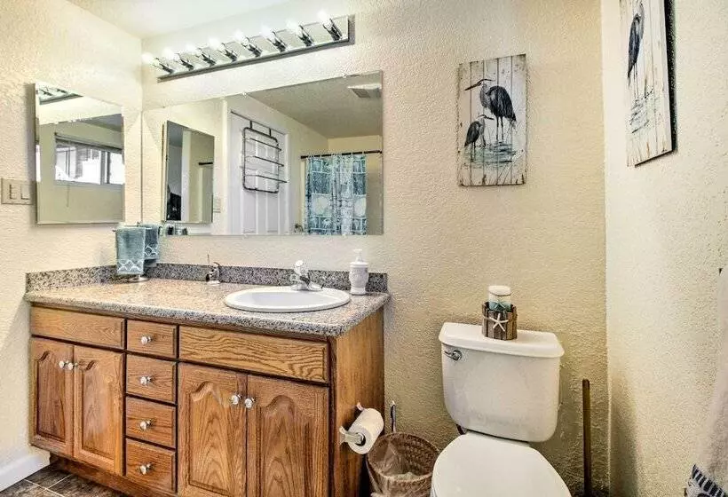 Lakefront Retreat W/ Dock, Paddle Boards & Kayaks!