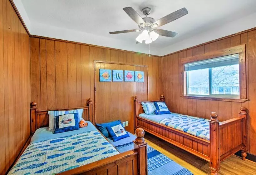 Lakefront Retreat W/ Dock, Paddle Boards & Kayaks!