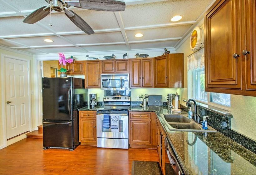 Lakefront Retreat W/ Dock, Paddle Boards & Kayaks!