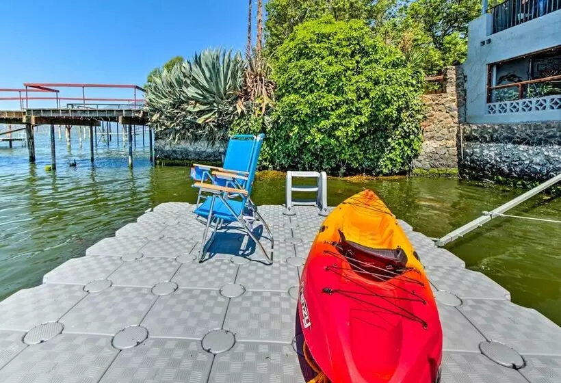 Lakefront Retreat W/ Dock, Paddle Boards & Kayaks!