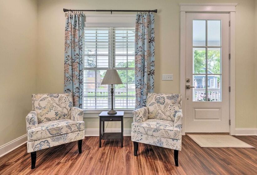 Lovely Mobile Retreat W/ Deck & Front Porch!