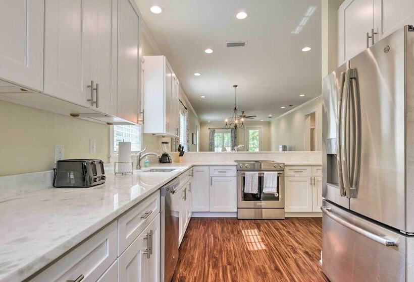 Lovely Mobile Retreat W/ Deck & Front Porch!