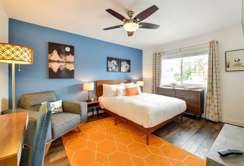 Private Pool & Putting Green: Palm Springs Home!