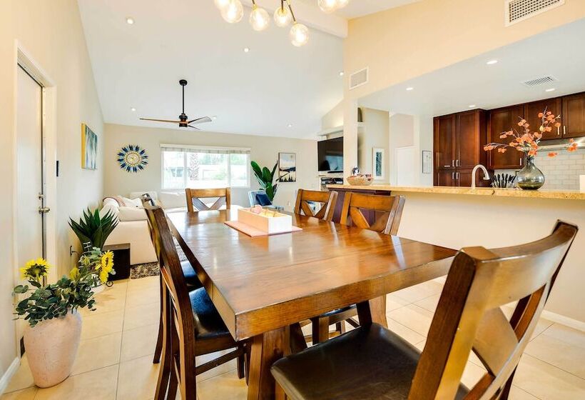 Private Pool & Putting Green: Palm Springs Home!