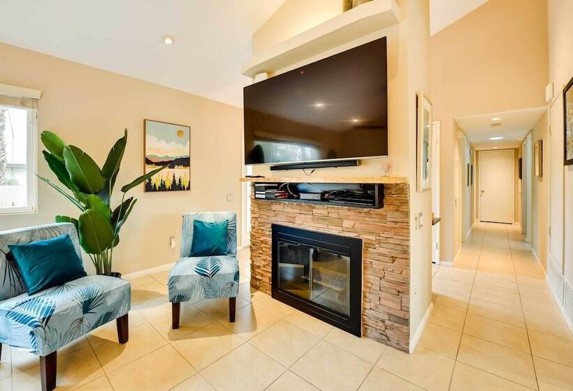 Private Pool & Putting Green: Palm Springs Home!