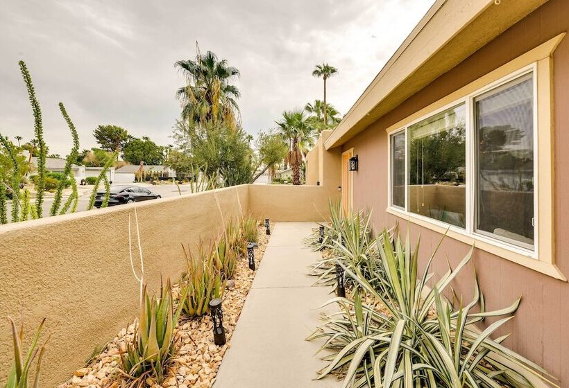 Private Pool & Putting Green: Palm Springs Home!
