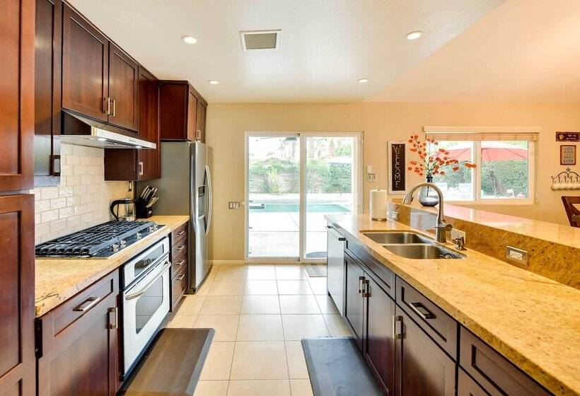 Private Pool & Putting Green: Palm Springs Home!