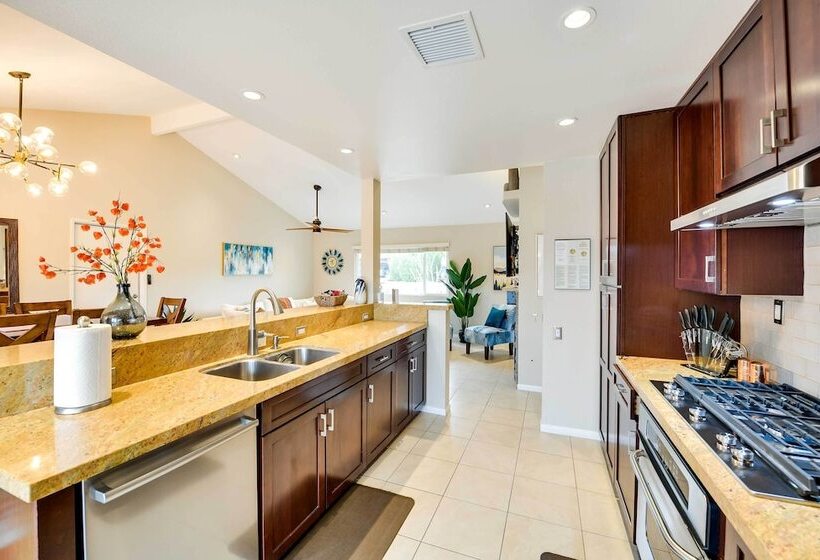 Private Pool & Putting Green: Palm Springs Home!