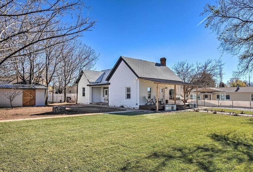 Modern Kanab Home: Fire Pit, Red Rock Views!