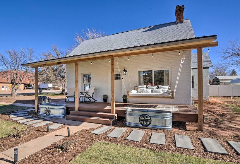 Modern Kanab Home: Fire Pit, Red Rock Views!