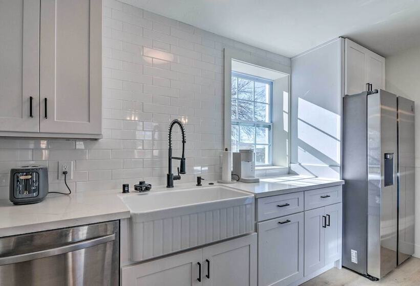 Modern Kanab Home: Fire Pit, Red Rock Views!