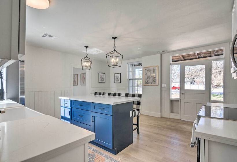 Modern Kanab Home: Fire Pit, Red Rock Views!