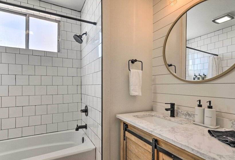 Modern Kanab Home: Fire Pit, Red Rock Views!