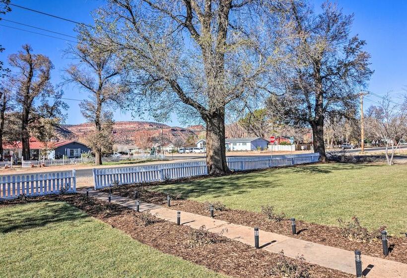 Modern Kanab Home: Fire Pit, Red Rock Views!