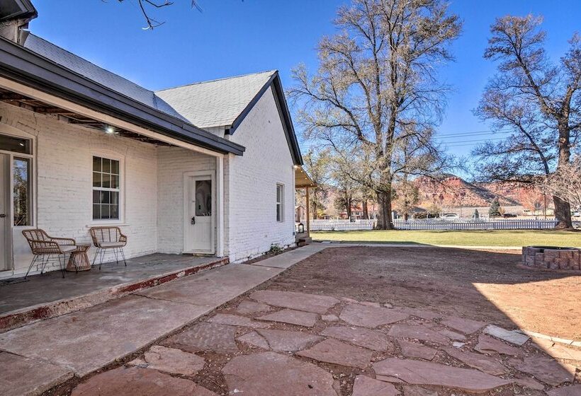 Modern Kanab Home: Fire Pit, Red Rock Views!