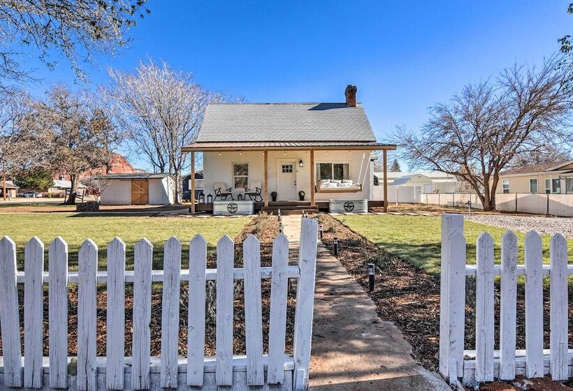 Modern Kanab Home: Fire Pit, Red Rock Views!