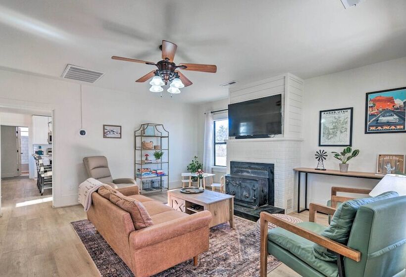 Modern Kanab Home: Fire Pit, Red Rock Views!