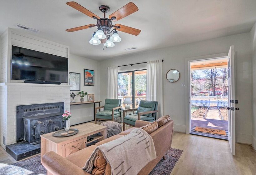 Modern Kanab Home: Fire Pit, Red Rock Views!