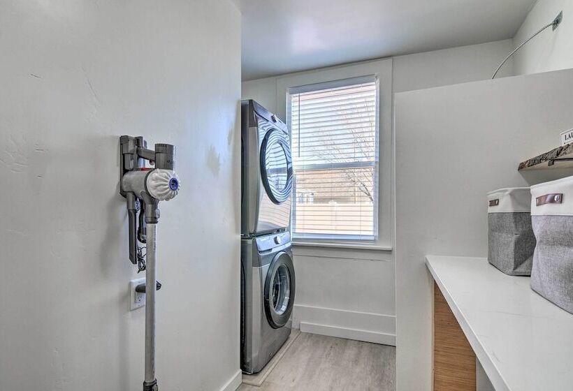 Modern Kanab Home: Fire Pit, Red Rock Views!