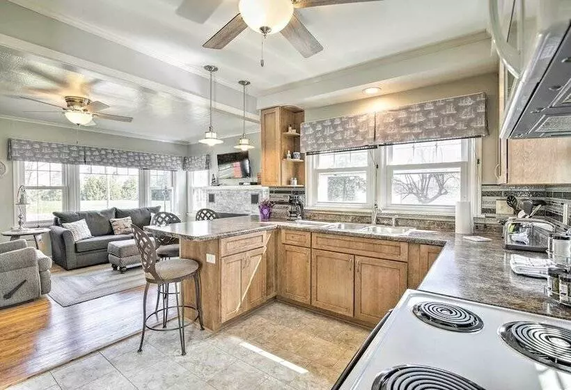 Modern Sturgeon Bay Home By Potawatomi State Park!