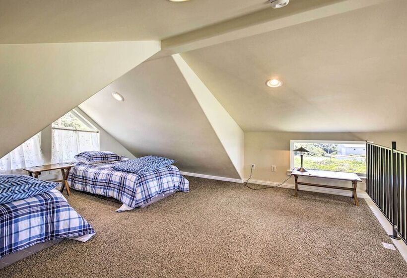 Oceanfront Cottage W/deck & Secluded Beach Access!