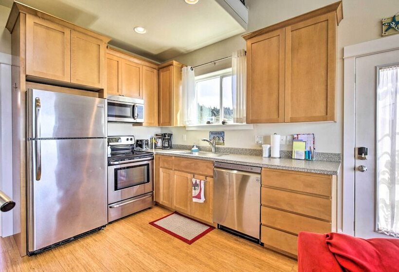 Oceanfront Cottage W/deck & Secluded Beach Access!