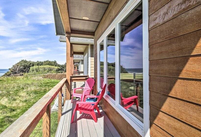 Oceanfront Cottage W/deck & Secluded Beach Access!