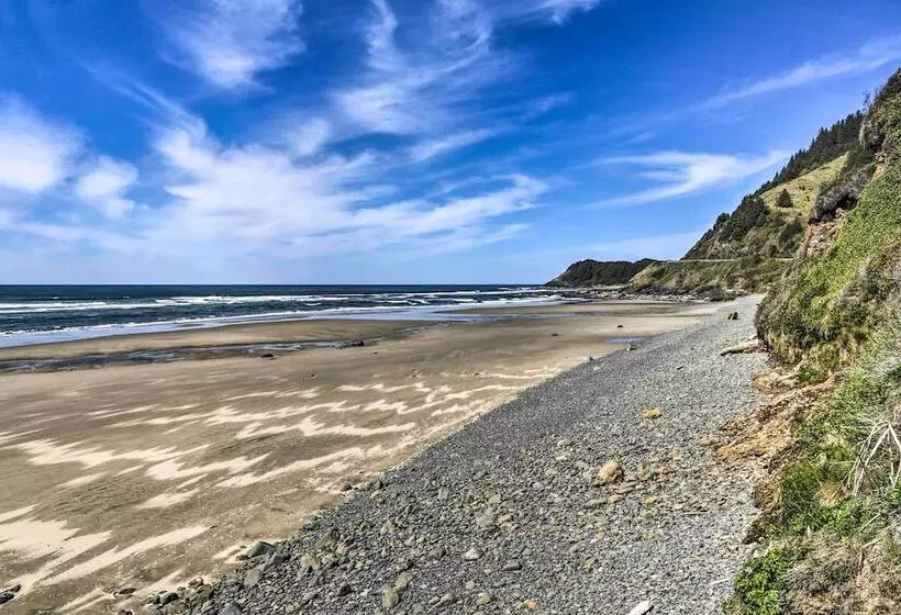 Oceanfront Cottage W/deck & Secluded Beach Access!