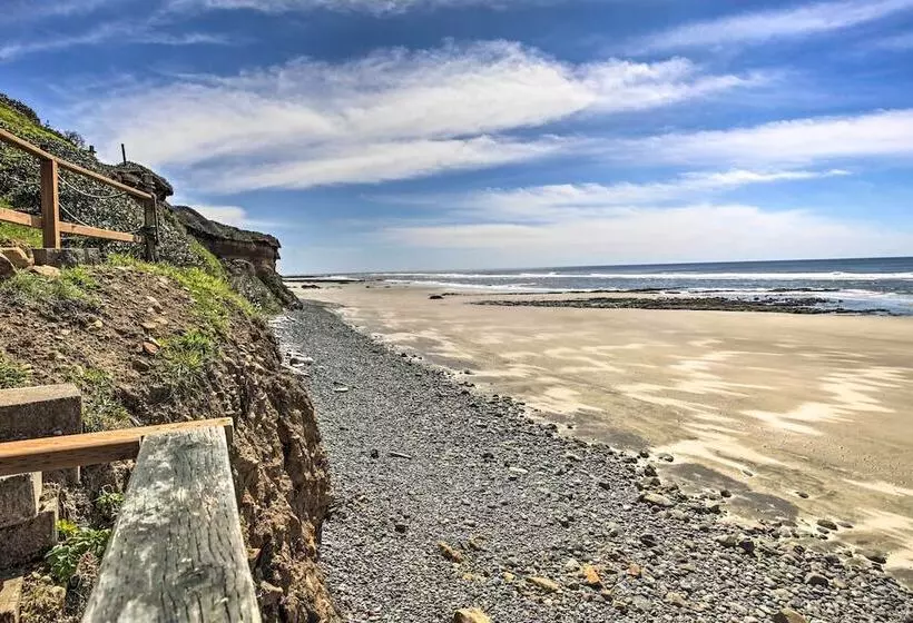 Oceanfront Cottage W/deck & Secluded Beach Access!