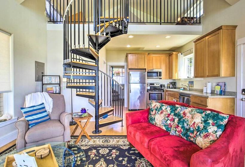 Oceanfront Cottage W/deck & Secluded Beach Access!