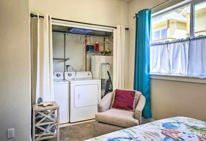 Oceanfront Cottage W/deck & Secluded Beach Access!