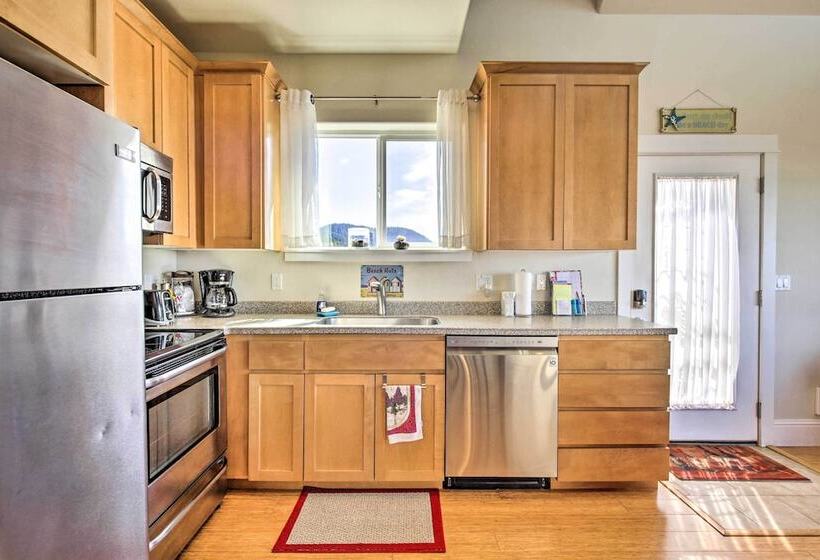 Oceanfront Cottage W/deck & Secluded Beach Access!