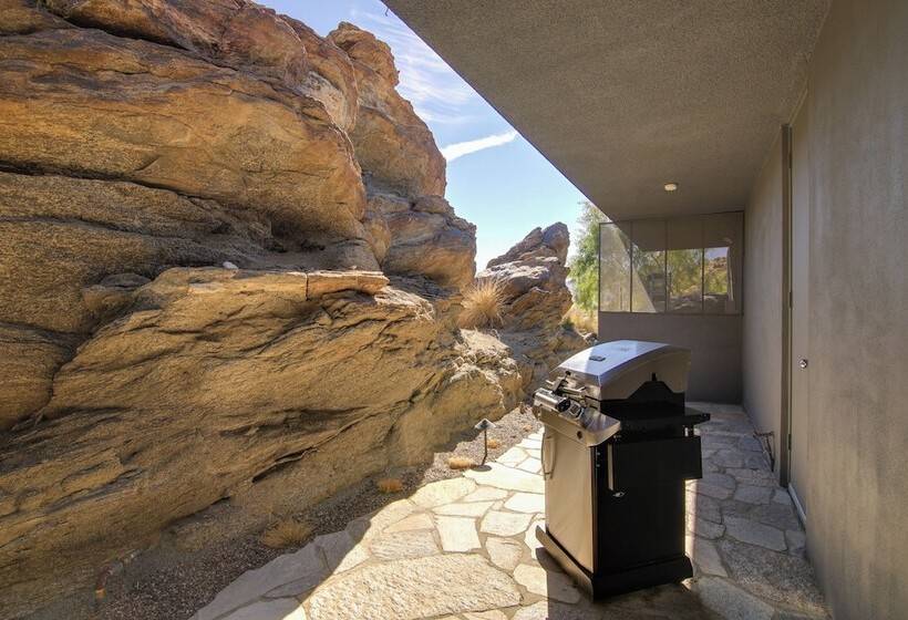 Palm Springs Retreat W/ Private Pool & Jacuzzi