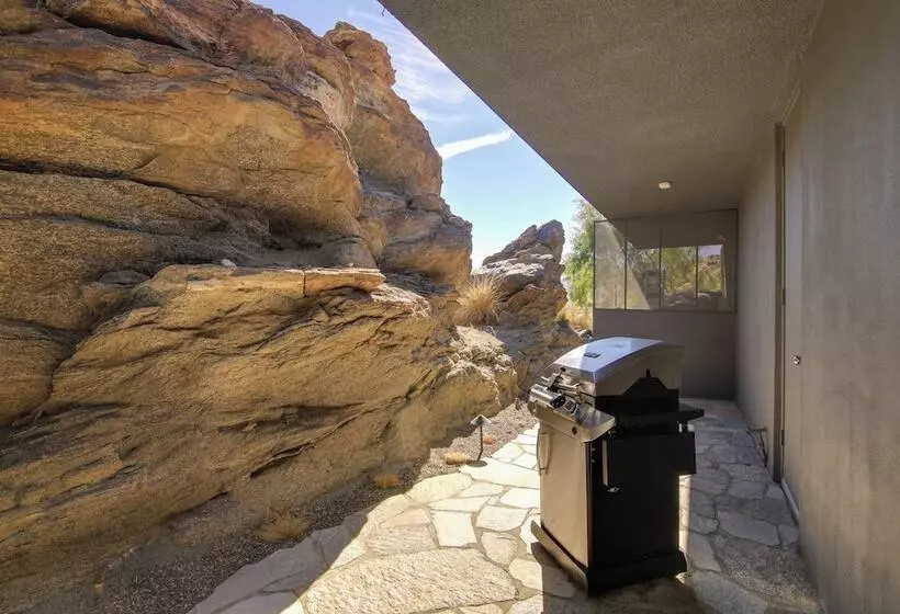 Palm Springs Retreat W/ Private Pool & Jacuzzi