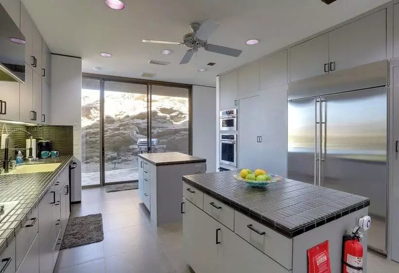 Palm Springs Retreat W/ Private Pool & Jacuzzi