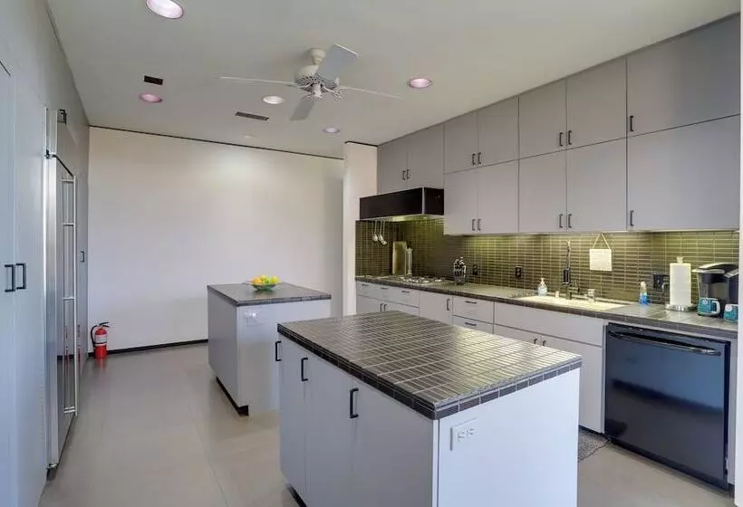 Palm Springs Retreat W/ Private Pool & Jacuzzi