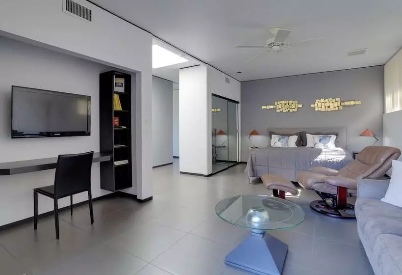 Palm Springs Retreat W/ Private Pool & Jacuzzi