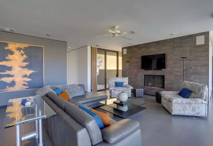 Palm Springs Retreat W/ Private Pool & Jacuzzi