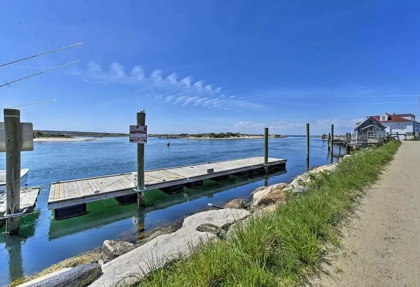 Peaceful Chilmark Farmhouse By Menemsha Beach