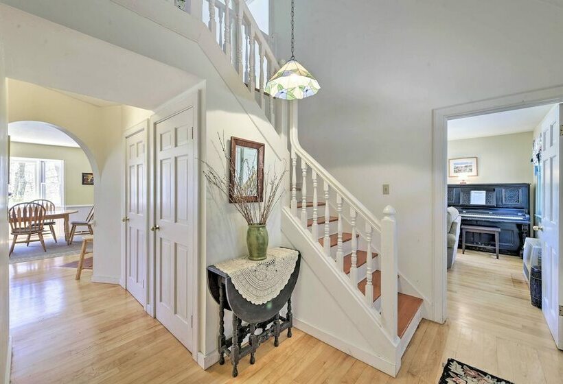 Peaceful Chilmark Farmhouse By Menemsha Beach