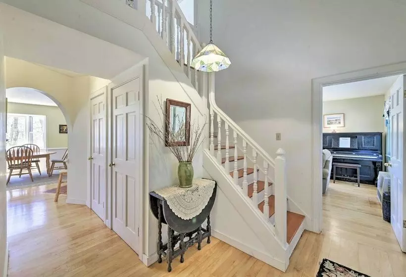 Peaceful Chilmark Farmhouse By Menemsha Beach