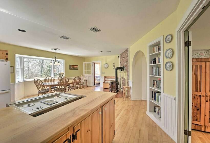 Peaceful Chilmark Farmhouse By Menemsha Beach