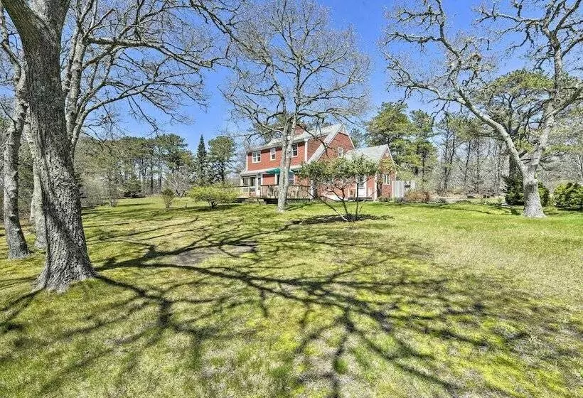 Peaceful Chilmark Farmhouse By Menemsha Beach